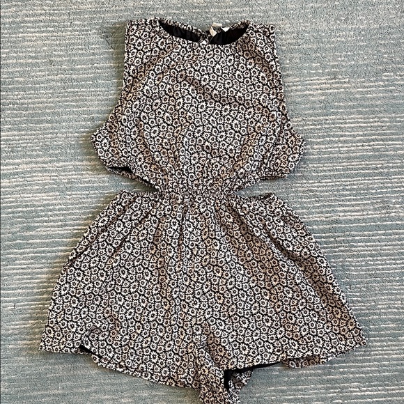 American Eagle Outfitters Black and White Patterned Romper - Picture 1 of 6